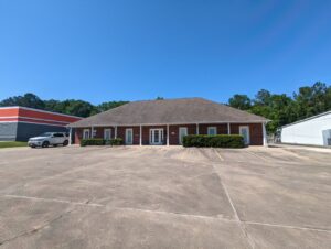 Single-story office building at 1051 Highway 327, Silsbee, TX