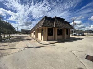Freestanding fast food building with parking lot